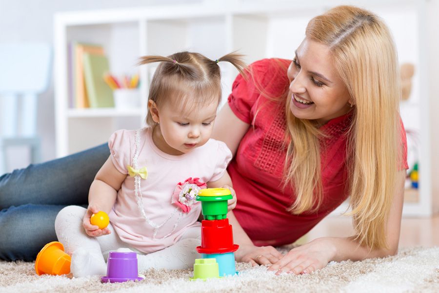 Babysitter donna che gioca con bambina