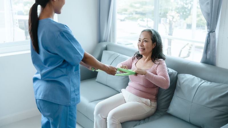 seduta di fisioterapia per anziani