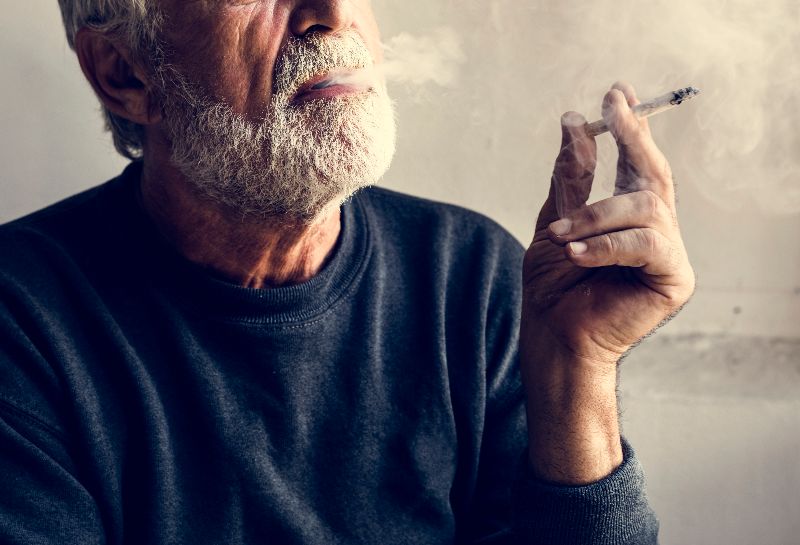 anziano che fuma, aumento di rischio di demenza senile