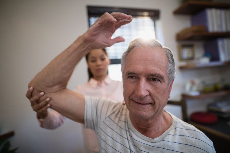 malato di Parkinson durante una seduta di ginnastica