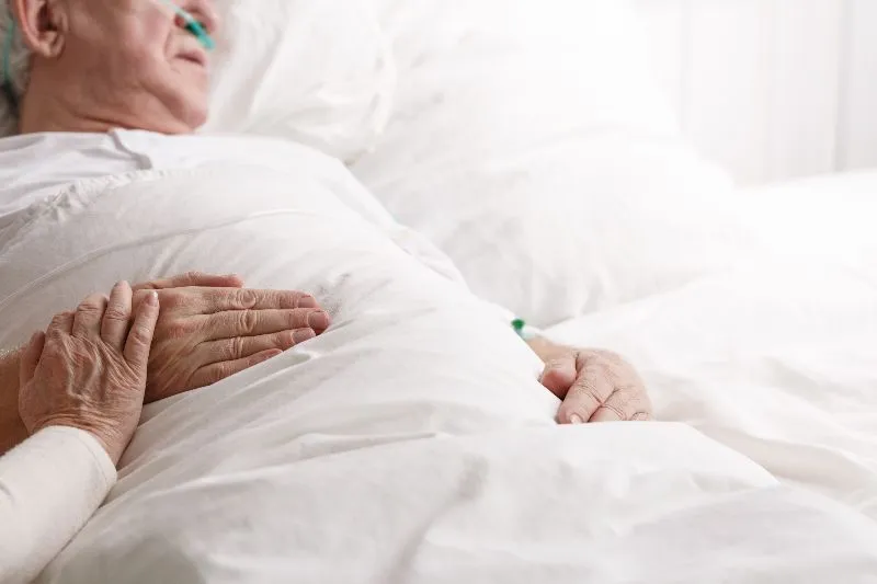 anziano allettato con una disabilità grave