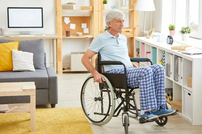 anziano in sedie a rotelle con disabilità lieve